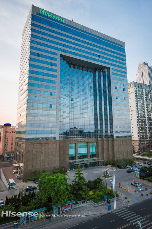 Imagem de um edifício alto e espelhado