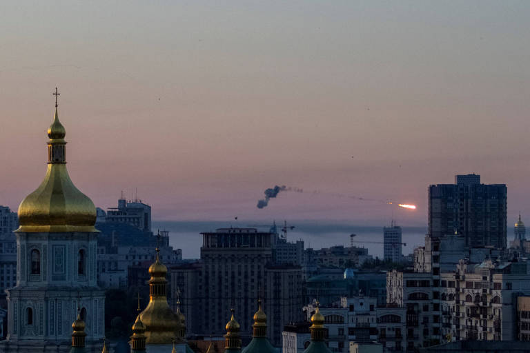 Explosão de míssil é vista no céu da capital ucraniana, Kiev