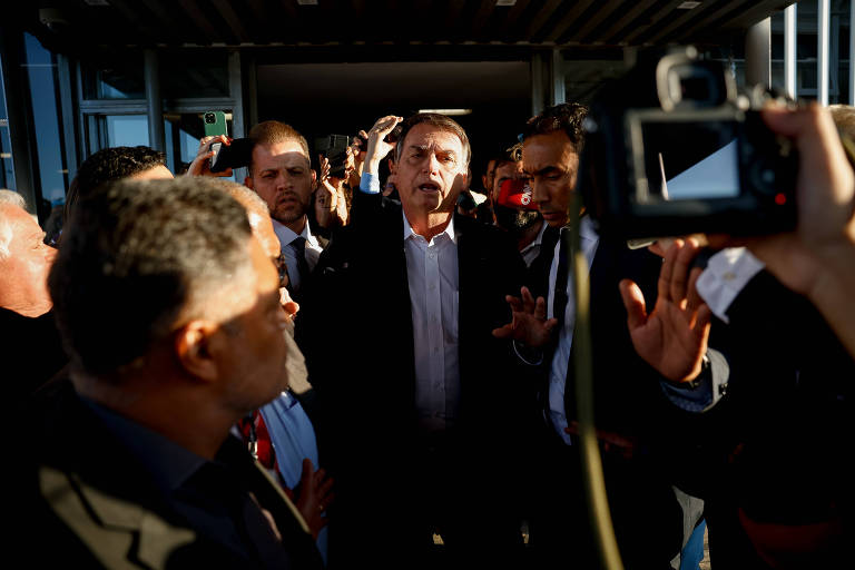 Peço a Deus que Cid não tenha errado, diz Bolsonaro sobre silêncio de aliado