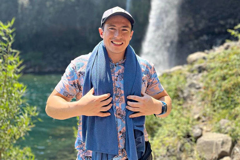 Na foto, Ronald Tejeda Sobarzo aparece sorrindo em frente a uma cachoeira