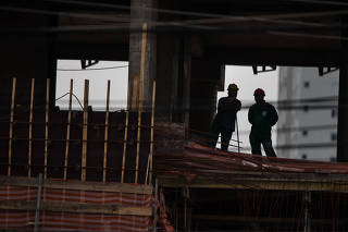 Operários em contrução de prédio na Barra Funda em São Paulo