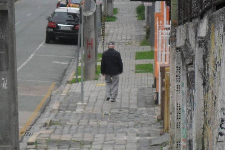 homem idoso visto ao longe em calçada