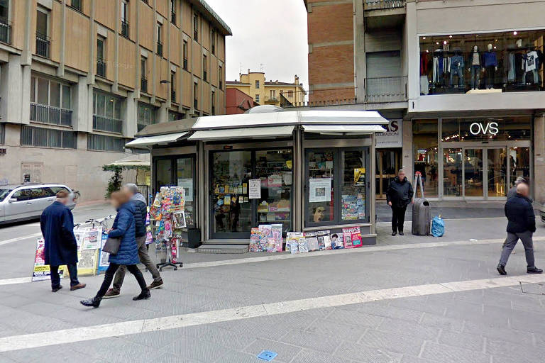 Banca de jornal comprada pelo presidente da Prada em Arezzo, na Itália 