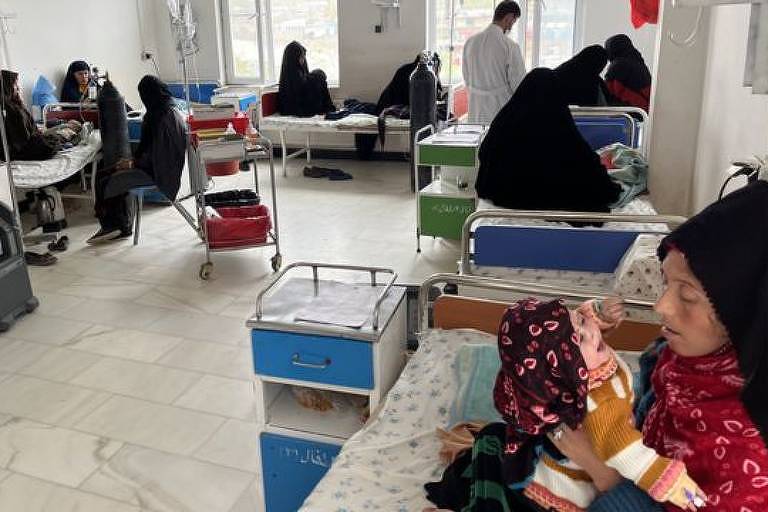 Mulheres acompanham filhos em hospital no Afeganistão