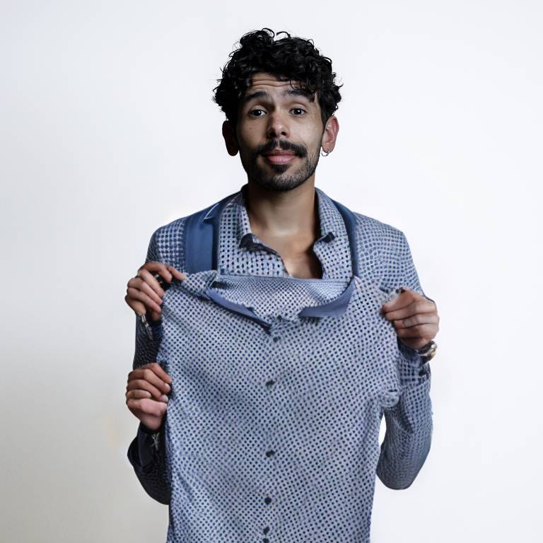 Reporter Pedro S. Teixeira asked Canva to exchange a gray shirt for a navy blue jacket and white shirt.  The result, however, was this, without a jacket and with one hand to spare.