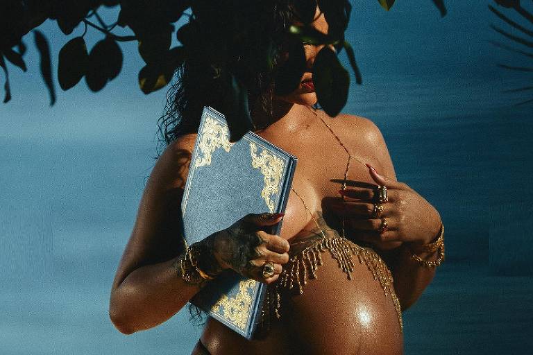 Em topless, Rihanna exibe barriga de grávida: 'Sua mãe é maluca'