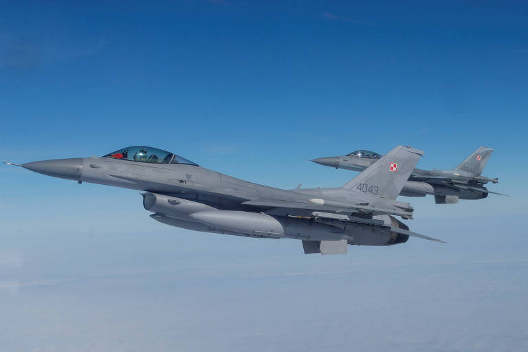 Caças F-16 em exercício da Otan na Polônia
