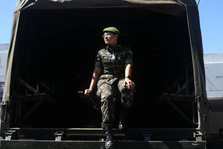 A Tenente Fabiana Amador, 25, no 16º Batalhão Logístico, em Brasília. Ela foi uma das cadetes da primeira turma de mulheres da Aman (Academia Militar das Aguhas Negras)
