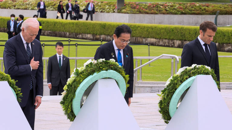 Da esq. para a dir., Joe Biden, Fumio Kishida e Emmanuel Macron, líderes de EUA, Japão e França, respectivamente, participam de cerimônia em frente a memorial em homenagem vítimas da bomba atômica em Hiroshima