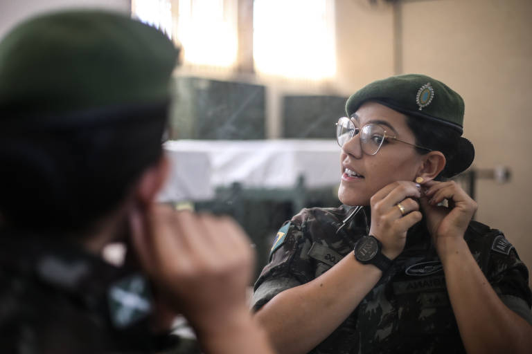 Cadetes mulheres se destacam em atividades do Exército