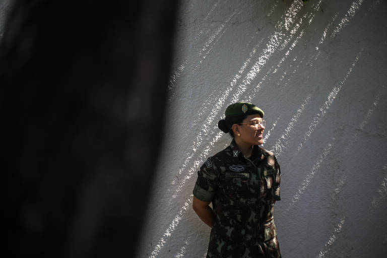 Cadetes mulheres se destacam em atividades do Exército