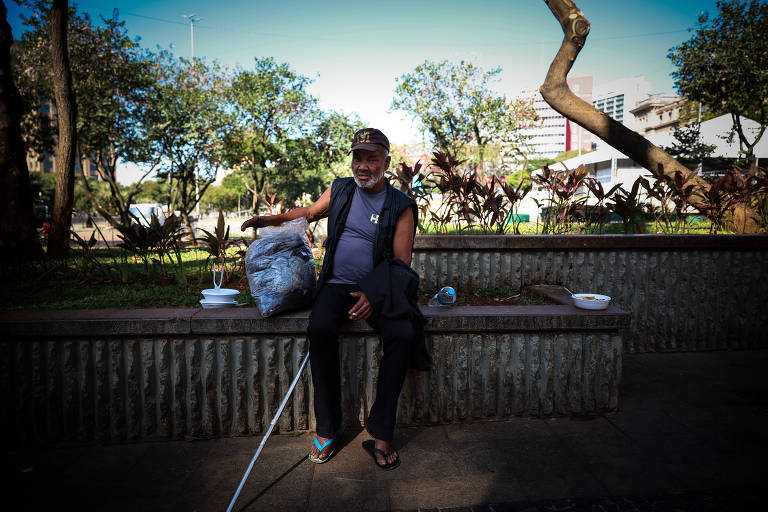 Após intalação de grades, moradores de rua da praça da Sé migram para  pontos no centro de SP - 19/05/2023 - Praca da Se - Fotografia - Folha de S. Paulo