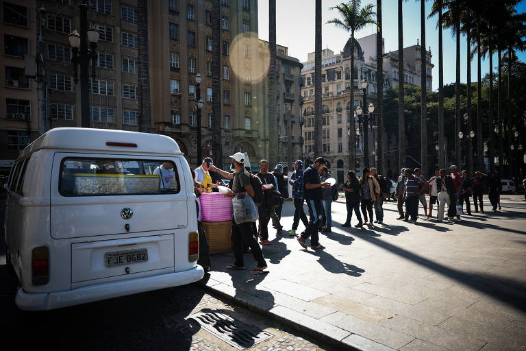 Praça da Sé: moradores de rua se espalharam pelo centro - 22/05/2023 -  Cotidiano - Folha