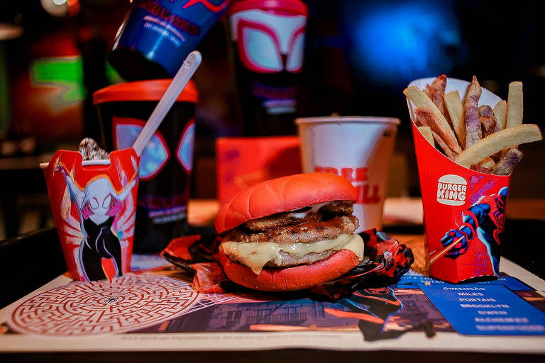 Loja do Burger King na avenida Paulista ganha decoração temática de 'Homem-Aranha: Através do Aranhaverso'