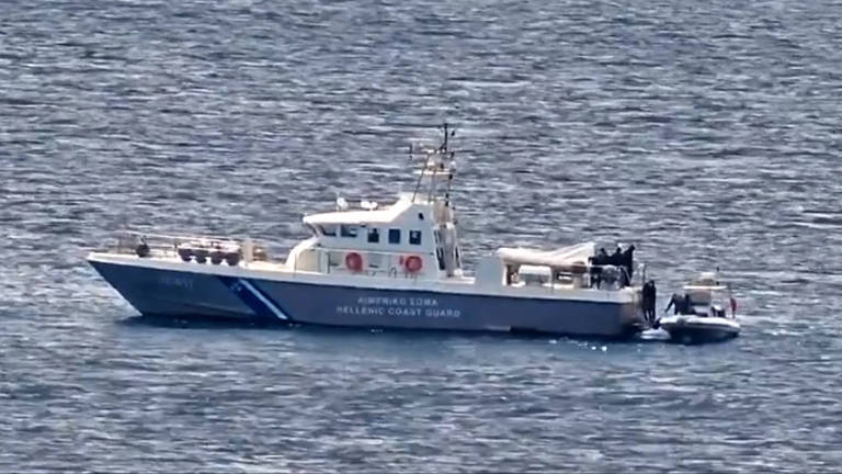 Vídeo mostra imigrantes, entre os quais crianças, sendo abandonados em um bote pela Guarda Costeira da Grécia