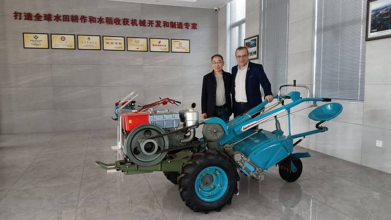 A fábrica de tratores agrícolas Sifang, na China, que produz mais de 60 mil máquinas para 50 países, e que recebeu Alexandre Lima, secretário no RN e representante do Consórcio do Nordeste