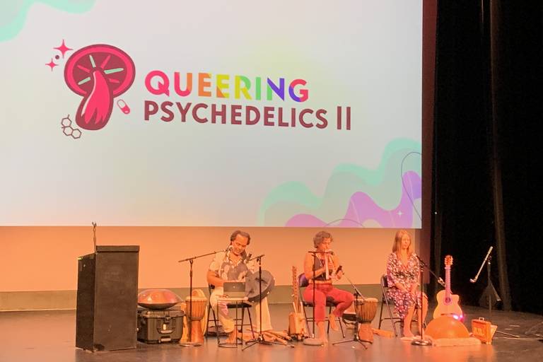 Os músicos Tony Moss, Shireen Jarrahian e Ksenia Luki se apresentam na conferência Queering Psychedelics, no Brava Theater, em San Francisco (EUA)