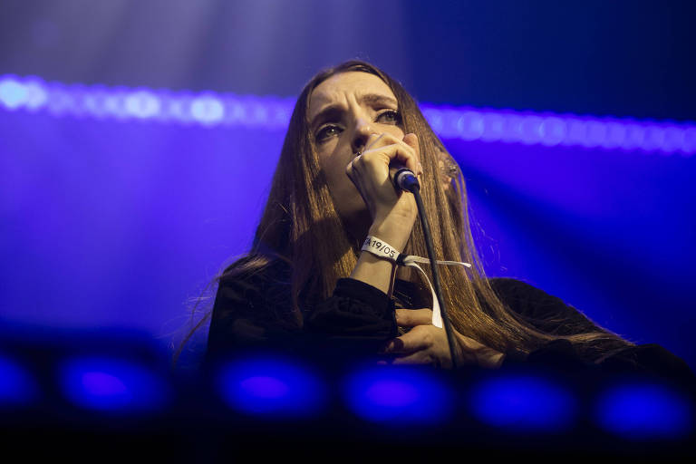 Florence Shaw, vocalista da banda inglesa Dry Cleaning durante show no C6 Fest, realizado no parque do Ibirapuera, em São Paulo