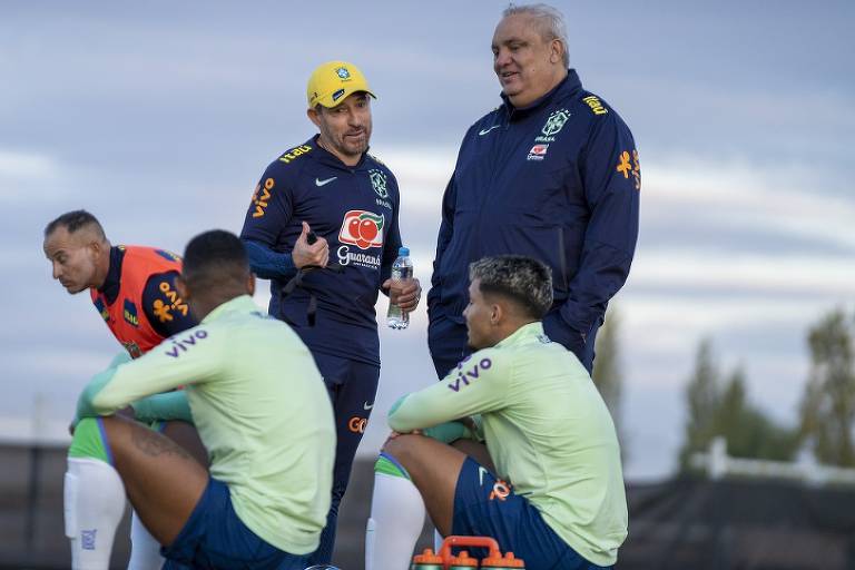 O técnico da seleção brasileira sub-20, Ramon Menezes (de boné amarelo), fala com jogadores em treinamento da equipe na Argentina