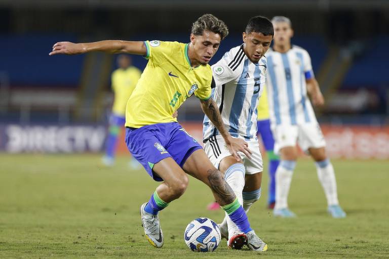 Marlon Gomes, do Brasil, protege a bola diante da marcação de David González, da Argentina, no Sul-Americano sub-20 na Colômbia