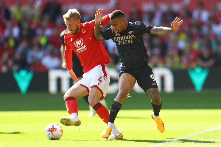 O atacante brasileiro Gabriel Jesus (dir.), do Arsenal, durante o duelo deste sábado (20) contra o Nottingham Forest.