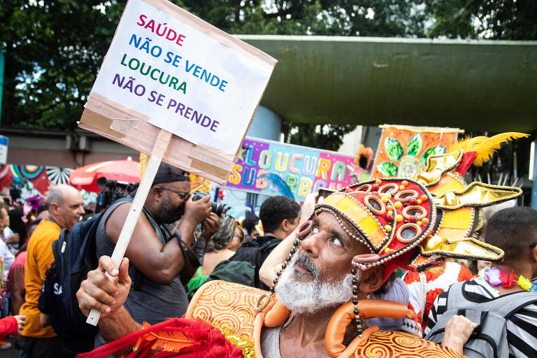 Folião no bloco carnavalesco Loucura Suburbana alegrou as ruas do Engenho de Dentro, que tem o de promover a saúde mental e a inclusão e respeito 
