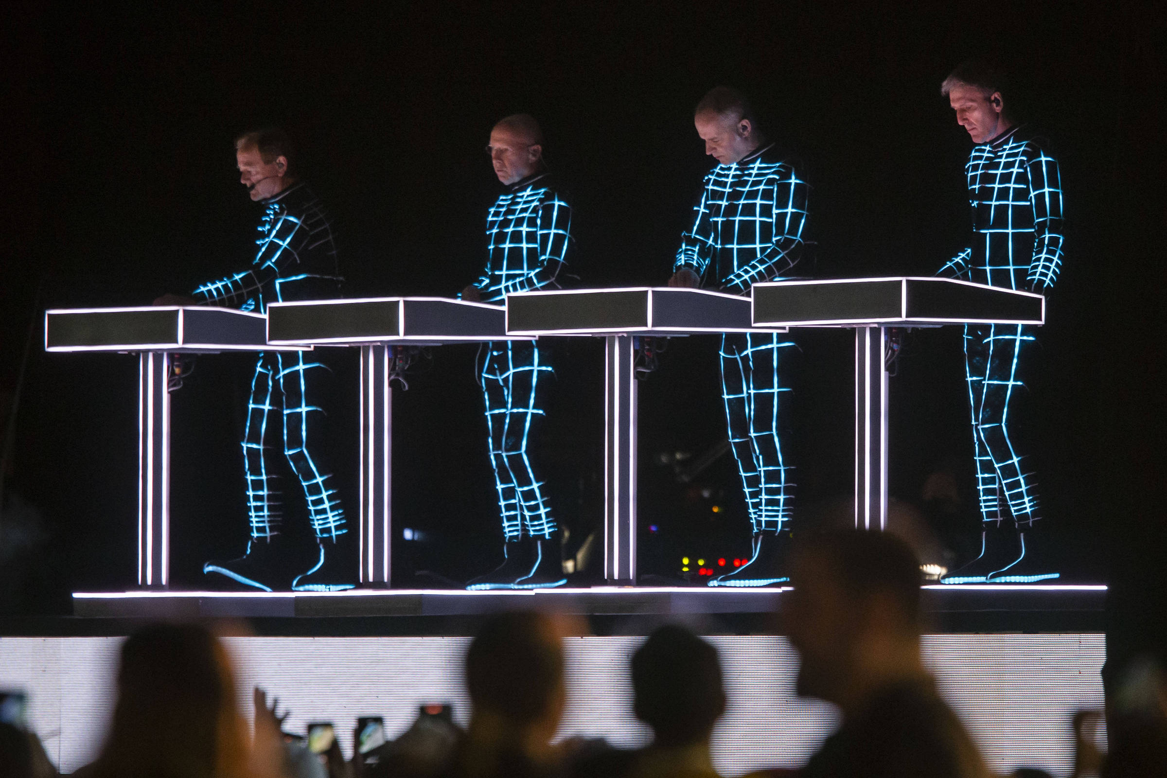 C6 Fest: Kraftwerk y Underworld hacen la pista de baile – 20/05/2023 – Ilustrada