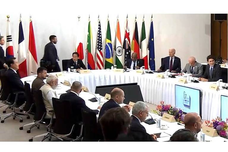Presidente Lula em reunião do G7 aparece sentado de frente para Zelensky