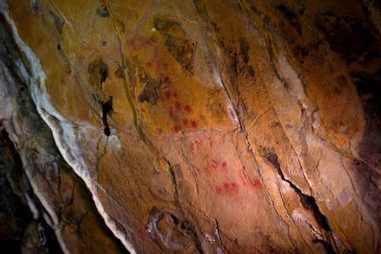 O pigmento vermelho soprado e espalhado sobre a rocha na caverna de Ardales, em Málaga, na Espanha, pode ter sido criado por neandertais