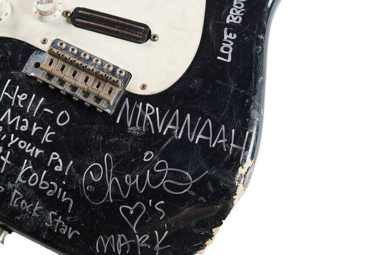 Guitarra que já foi quebrada por Kurt Cobain é vendida em leilão