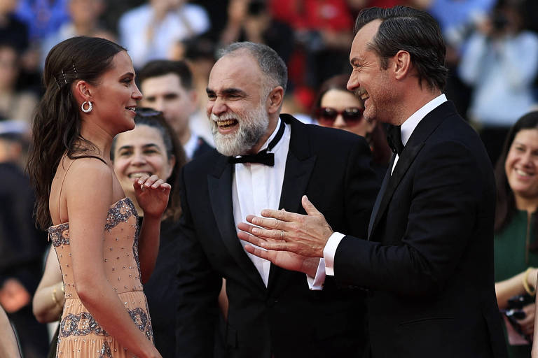 Karim Aïnouz grita 'viva o Lula' ao lançar 'Firebrand' no Festival de Cannes