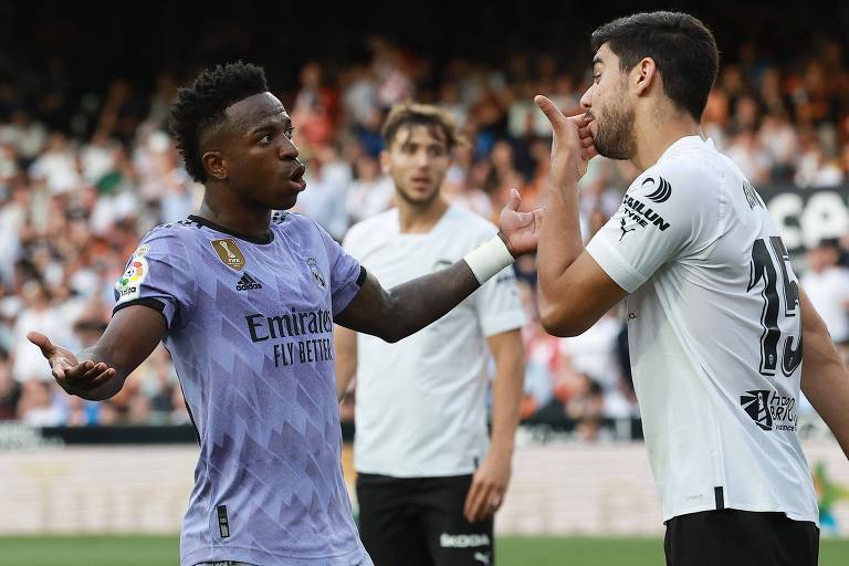 Vinicius Junior discute com jogador do Valencia em reação a insultos racistas vindos da torcida adversária
