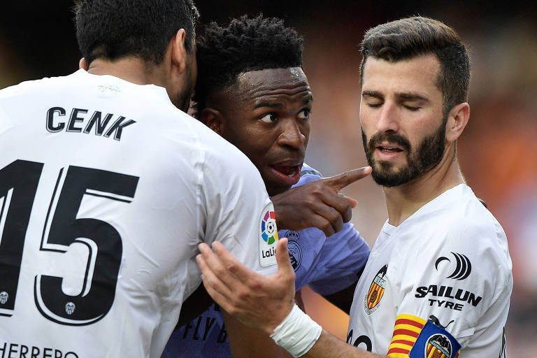 Vinicius Junior reagiu contra torcedores após ofensas racistas no estádio Mestalla, em Valencia.