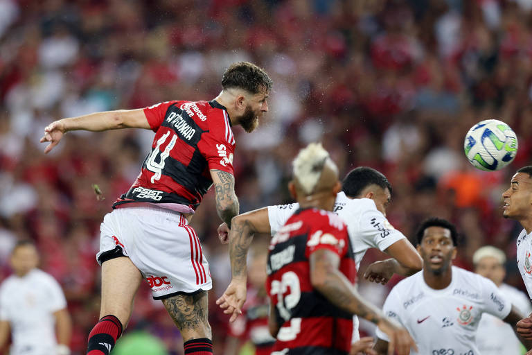 Léo Pereira cabeceia para marcar nos acréscimos do segundo tempo o gol que deu a vitória ao Flamengo contra o Corinthians, no Maracanã, pelo Campeonato Brasileiro