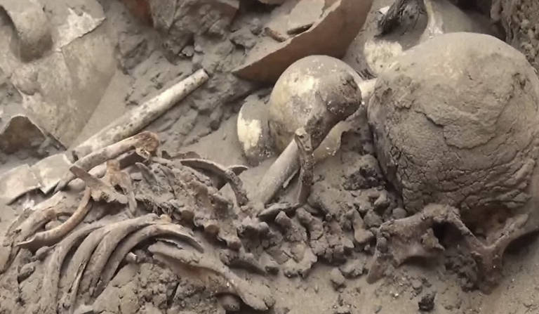Arqueólogos descobrem tumba com mais de 1.200 anos no Peru
