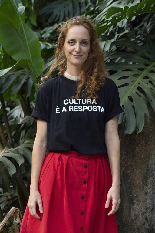 Retrato de Laila com camiseta preta em que está escrito 'cultura é a resposta'