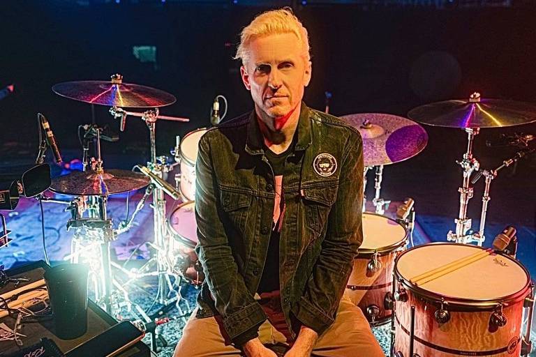 Após morte de baterista e show cancelado, Foo Fighters voltará ao