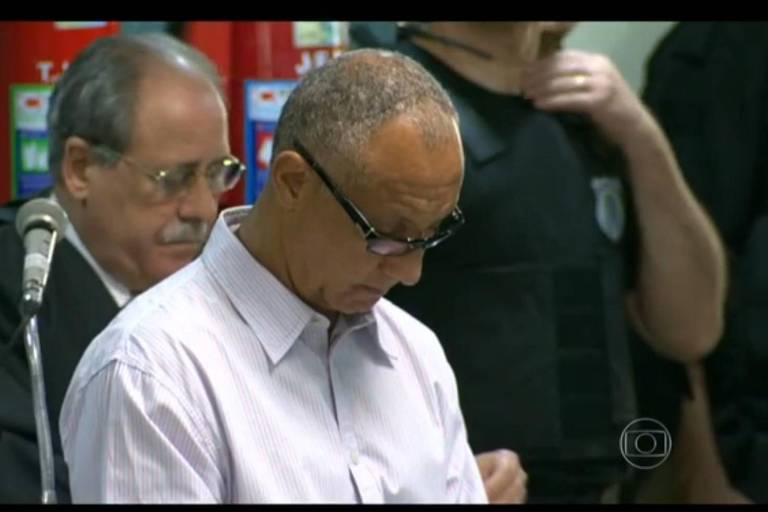 Na imagem, Claudio Luiz Silva Oliveira olha para baixo enquanto houve sentença de sua condenação
