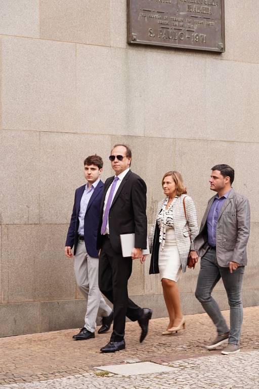 João Augusto Liberato chega para audiência sobre herança do pai, Gugu