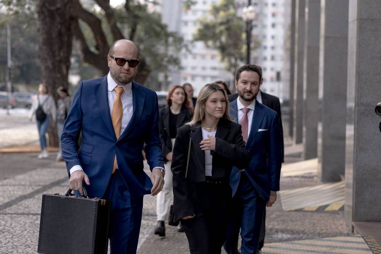 Marina e Sofia Liberato, filhas de Gugu, chegam para audiência ao lado do advogado Nelson Wilians