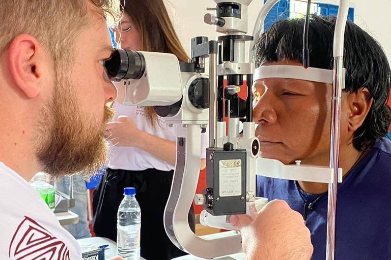 Indígena faz exame oftalmológico