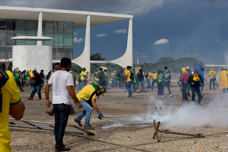 Manifestantes em protesto golpista durante confronto com a tropa de choque da Polícia Militar em frente ao Palácio do Planalto.