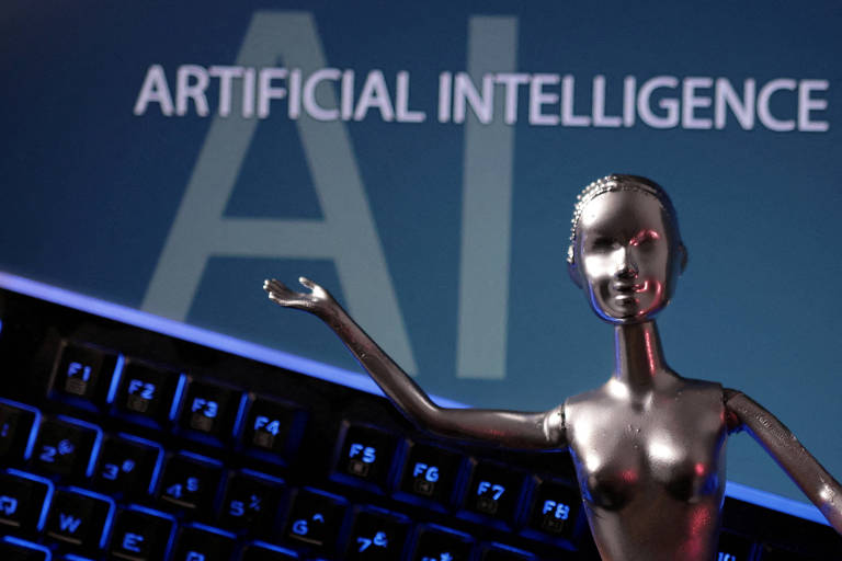 Robô fica em frente a telão com a frase inteligência artificial
