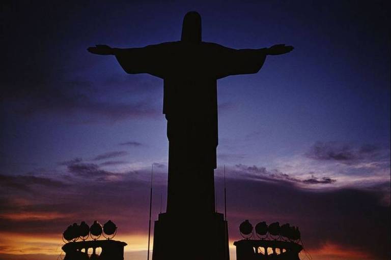 Imagem da estátua do Cristo Redentor em contraste com o céu 