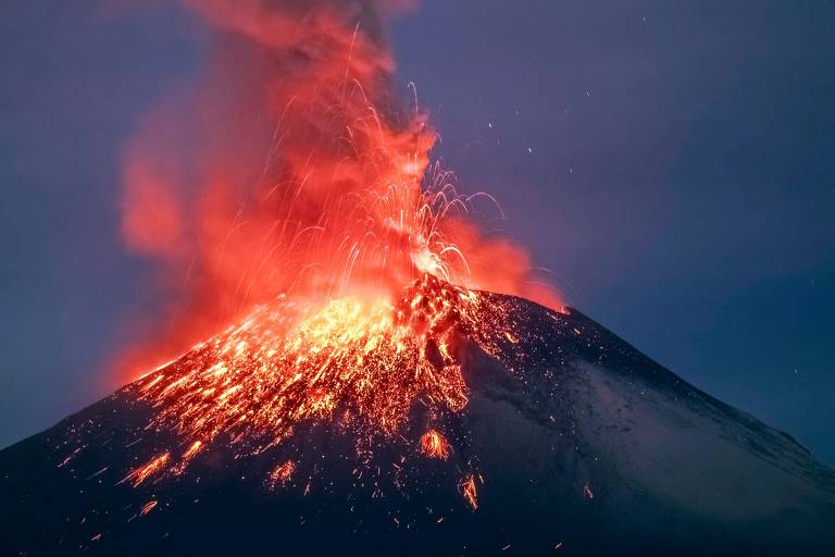 México eleva alerta e cancela voos após vulcão expelir fumaça e cinzas