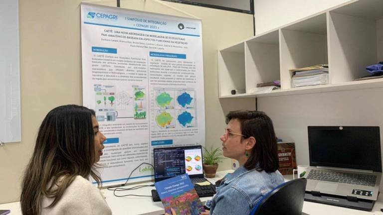 As pesquisadoras Bárbara Cardelli e Bianca Fazio Rius analisando dados do Caetê em laboratório do Centro de Pesquisas Meteorológicas e Climáticas Aplicadas à Agricultura da Unicamp