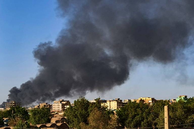 Coluna de fumaça preta em Cartum, a capital do Sudão