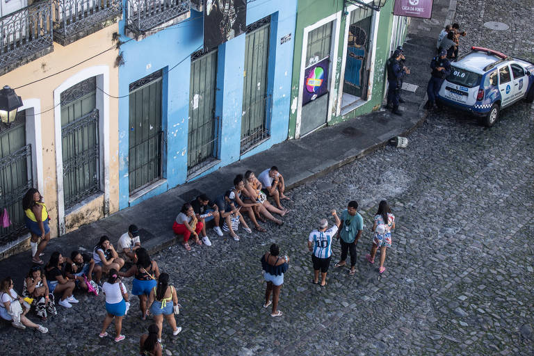 Turistas no Largo do Pelourinho, um dos principais pontos turísticos de Salvador (BA) 