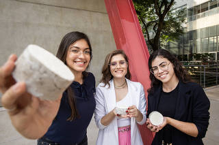 Meninas se destacam em cursos tecnicos que eram de meninos:  Retrato das alunas Maria Clara Trindade,17, Leticia  Percio Miguel,17 e Livia Colossal Sciascio,18, -do curso de Edificacoes da ETEC Americana -  com amostras de concreto biologico , apos serem premiadas com  projeto  de TCC sobre Bioconcreto  na  FEBRACE (Feira Brasileira de Ciencia e Engenharia) no predio da Inova na USP.