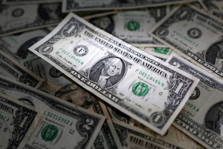Dólar fecha em queda e Bolsa sobe com dados de inflação no radar